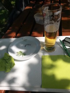 Symbolbild "Alles is gut": Matjesbrötchen ist bereits verspeist, im Bier ist noch was drin.