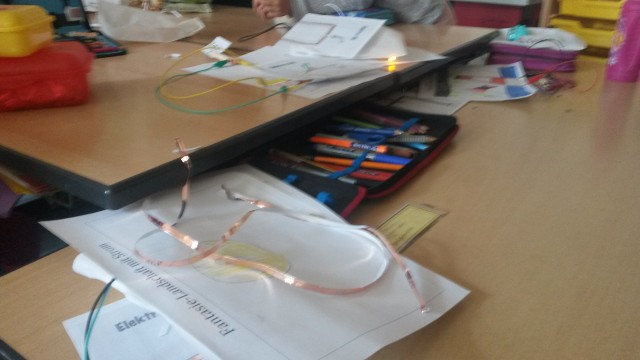 So sieht so ein Arbeitsplatz in dem Tinkering-Workshop aus.